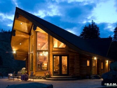 Projekt domu z drewna Yakima widok w scenerii wieczornej