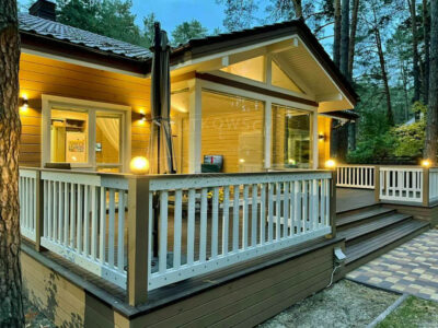 Dom z bali klejonych z tarasem